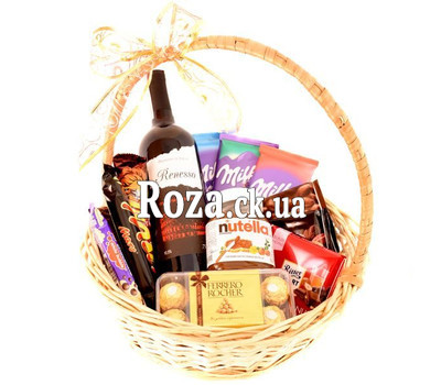 Корзина с вином и шоколадом