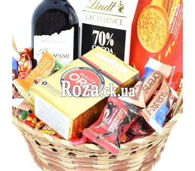 Кошик солодощів з кавою і вином
