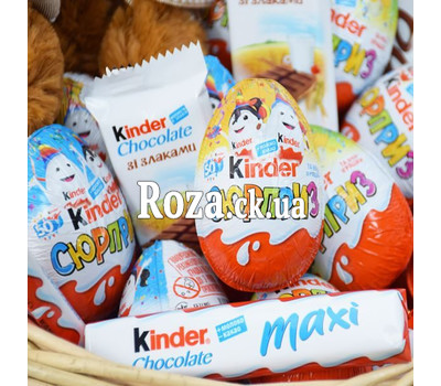 Basket with sweets Kinder 3