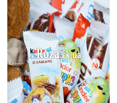 Basket with sweets Kinder 4