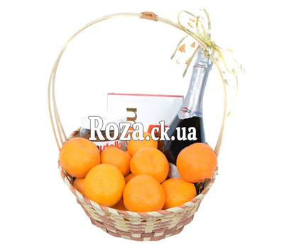 Корзина со сладостями, мандаринами и шампанским