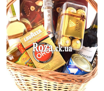 Gift basket with alcohol and sweets
