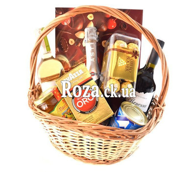 Gift basket with alcohol and sweets
