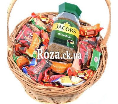 Подарочная корзина с кофе и сладостями