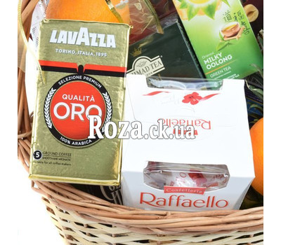 Подарункова корзина з цукерками і фруктами 2