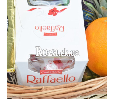 Подарункова корзина з цукерками і фруктами 3