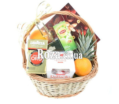 Подарункова корзина з цукерками і фруктами