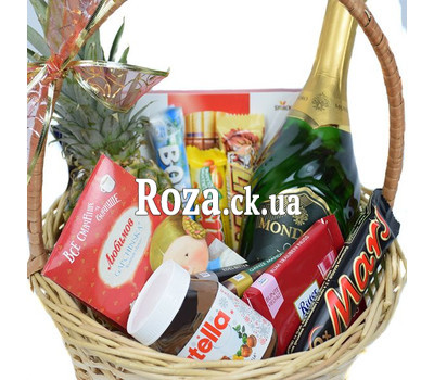 Подарункова корзина з цукерками і шампанським 2