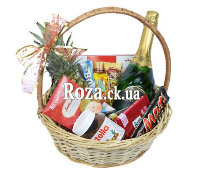Подарункова корзина з цукерками і шампанським