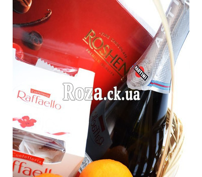 Gift basket with champagne and chocolates 2
