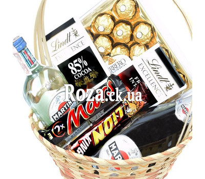 Gift basket with sweets and alcohol 2