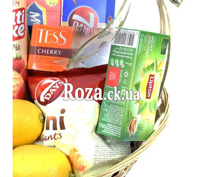 Gift basket with sweets and tea 4