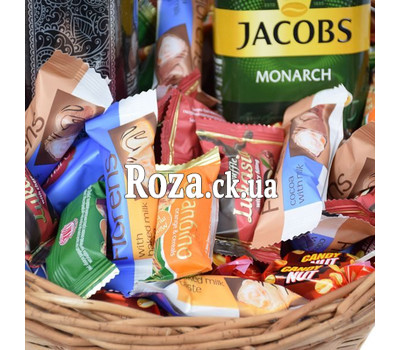 Sweet basket as a gift 3
