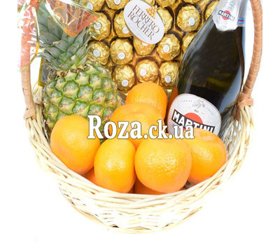 Delicious gift in the basket