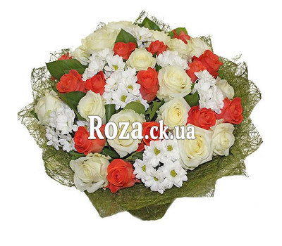 Large bouquet of roses and chrysanthemums