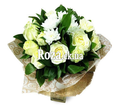 Bouquet of white roses and white chrysanthemums