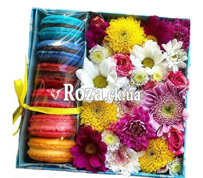 Box of flowers with macaroons