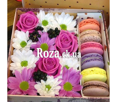Box flowers with macaroons