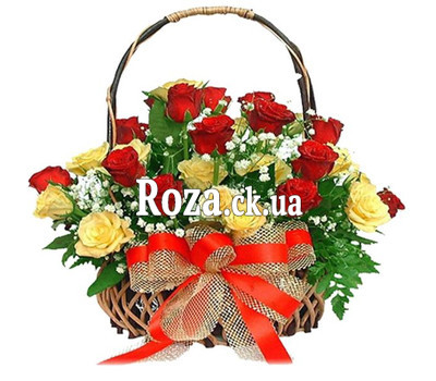Красно желтая корзина роз