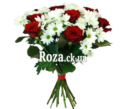 A beautiful bouquet of roses and chrysanthemums