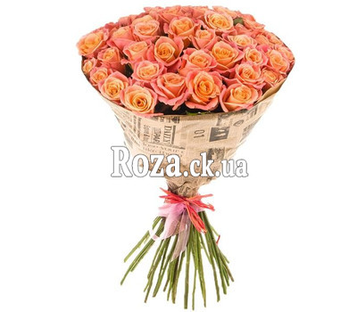 35 Miss Piggy roses in paper