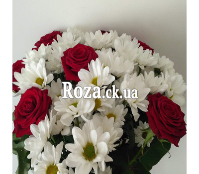 Nice bouquet of roses and chrysanthemums 1