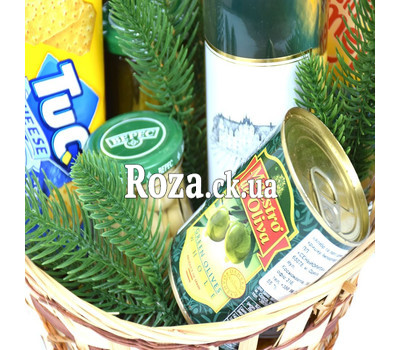 New Year's basket with wine 1