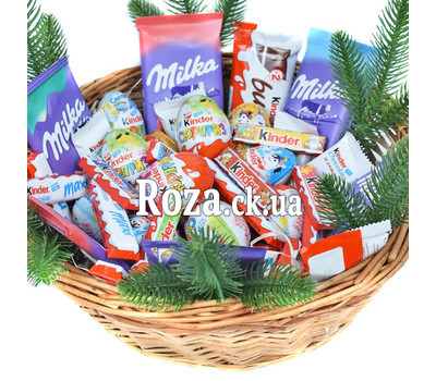 Корзина с шоколадом и киндерами на Новый год - вид 1