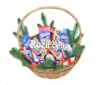 Корзина с шоколадом и киндерами на Новый год
