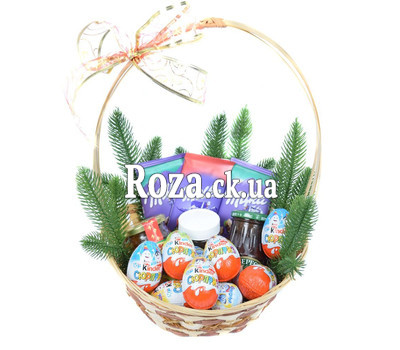 Корзина с шоколадом и сладостями киндер