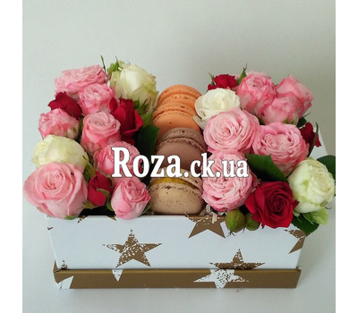 Mini box with roses and pastries 1