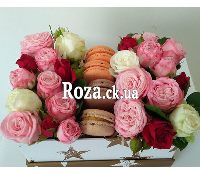 Mini box with roses and pastries 2