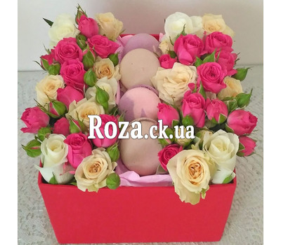 Mini box with roses and pastries 3
