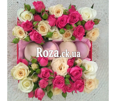 Mini box with roses and pastries 4