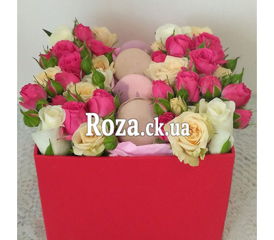 Mini box with roses and pastries 5