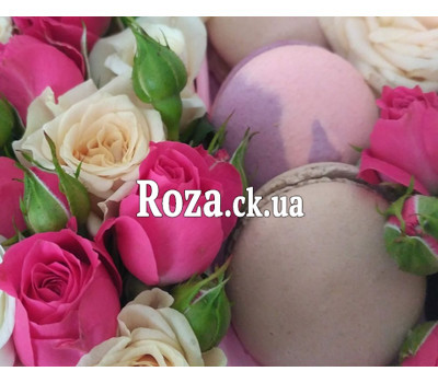 Mini box with roses and pastries 7
