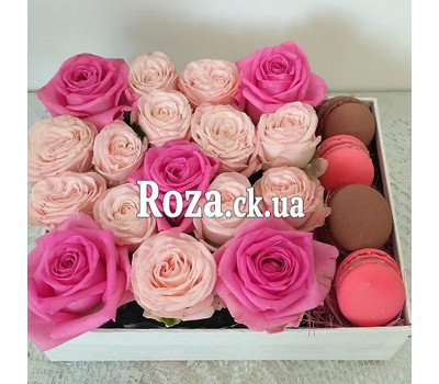 Small box with macaroons and roses 1