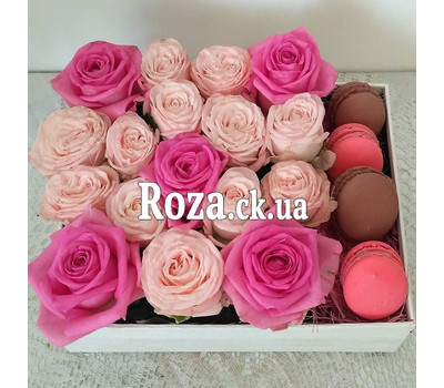 Small box with macaroons and roses 2