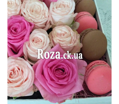Small box with macaroons and roses 3