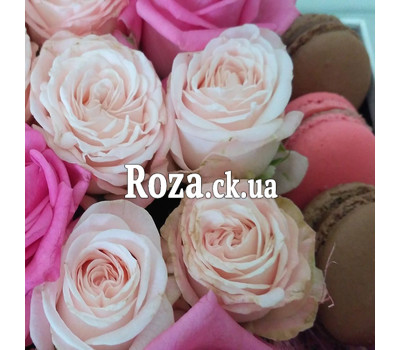Small box with macaroons and roses 4