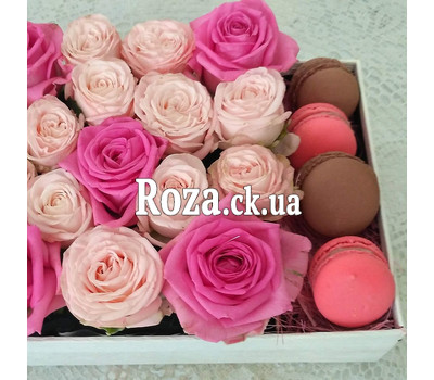 Small box with macaroons and roses 5