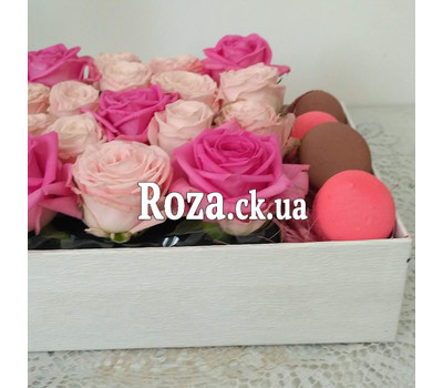 Small box with macaroons and roses 6