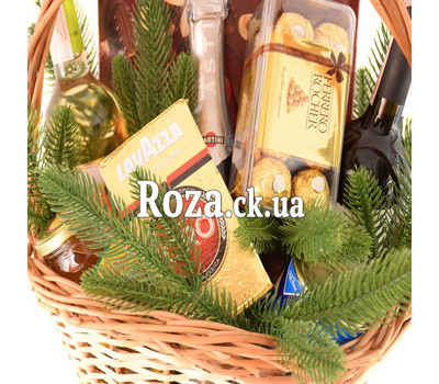 Christmas basket with alcohol and sweets 1
