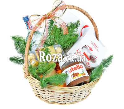 Новогодняя корзина с вермутом и конфетами