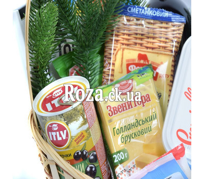 Christmas basket with wine and cheese 1