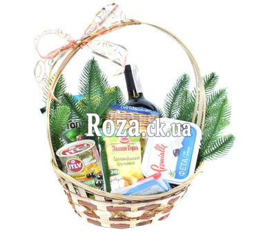 Christmas basket with wine and cheese 1