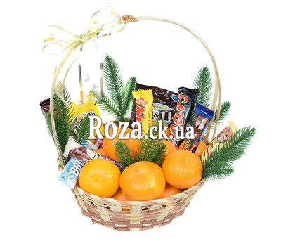 Новогодняя корзинка с мандаринами и шоколадными батончиками