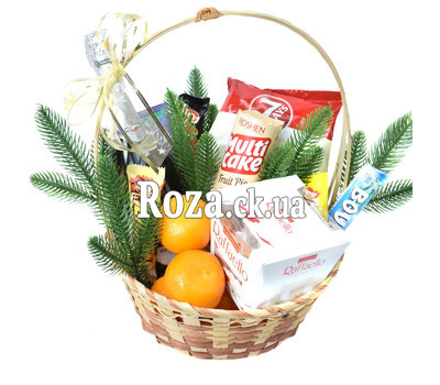 Подарочная корзина к Новому году с шампанским