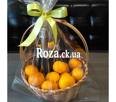 Gift basket with chocolate 2
