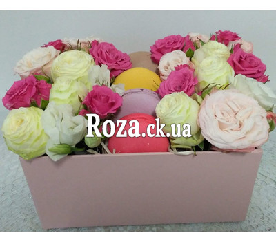 Mini box with roses and pastries 10